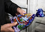 От красноярцев потребовали уплатить налог за подаренные конфеты
